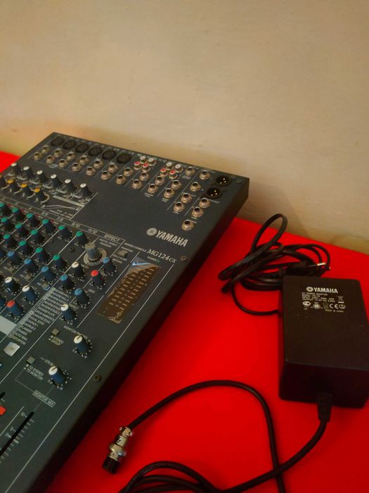 Mesa de mistura Yamaha MG124CX - como nova