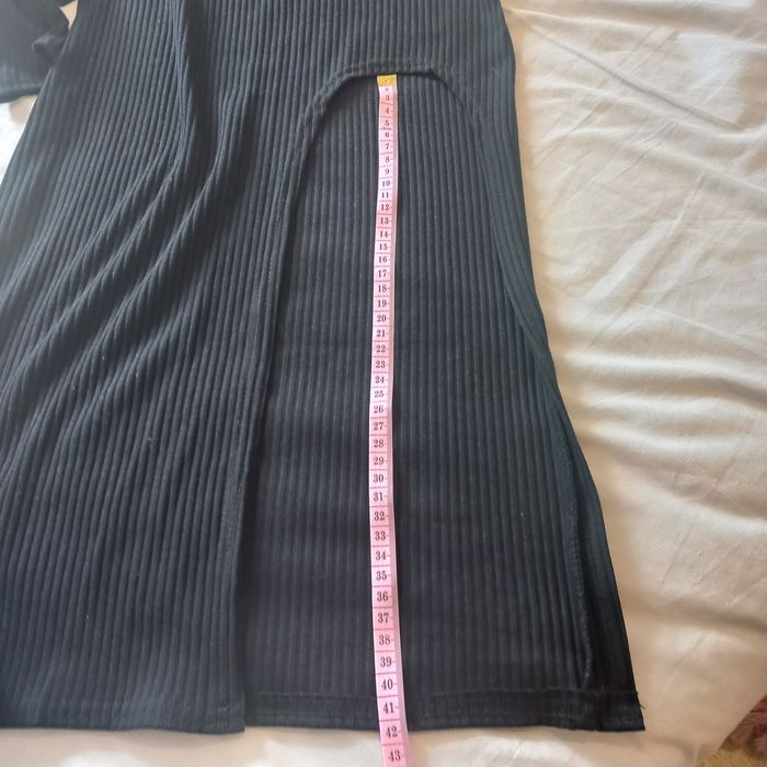 Сукня з розрізом в рубчик