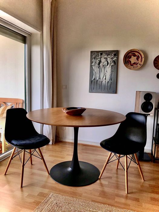 Duas cadeiras de sala jantar pretas Eiffel Eames da Areastore