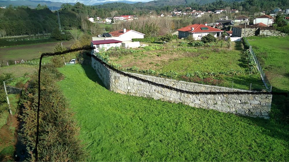 Terreno de construção, com água e garagem