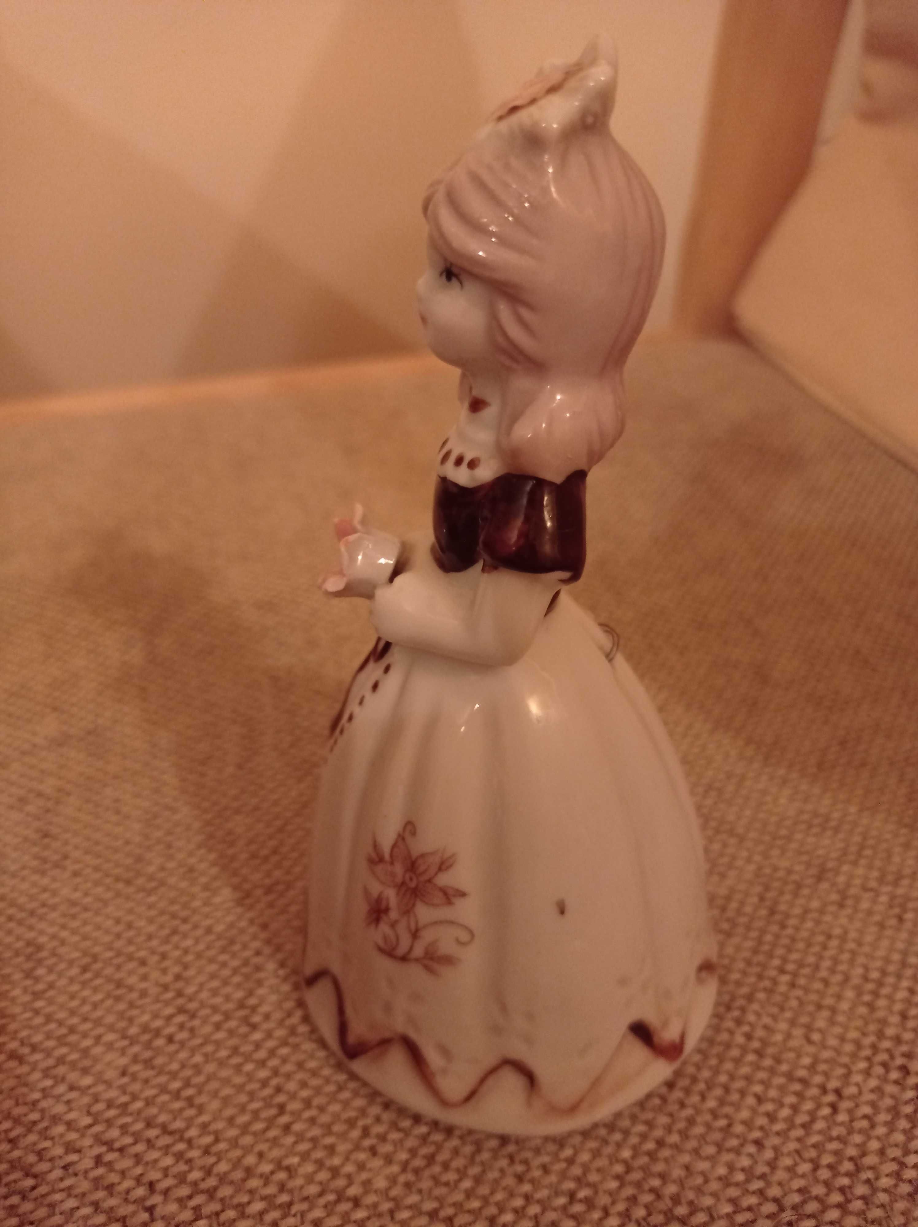 Porcelanowa figurka dziewczynka z kwiatem Dzwonek