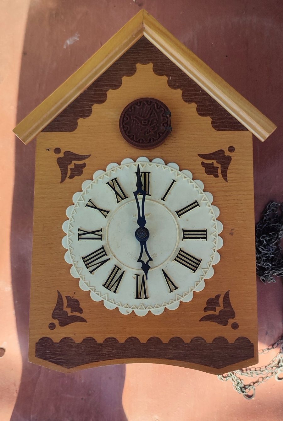 Часы кукушка деревянные.