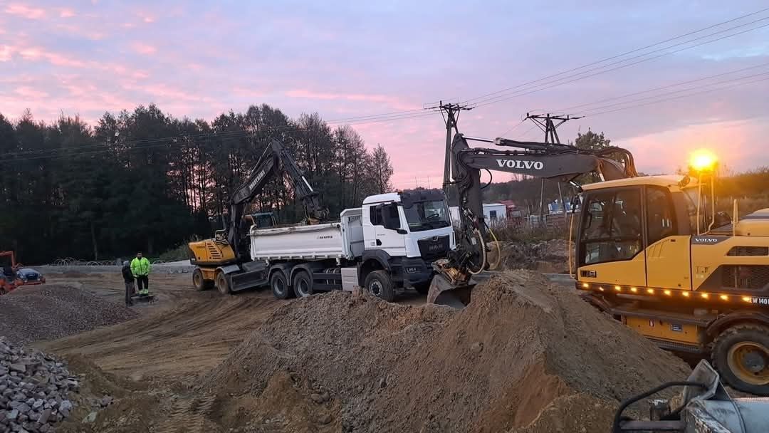 Wynajem wywrotek czterooski 8x6, lawety ciężarowej, koparki kołowe