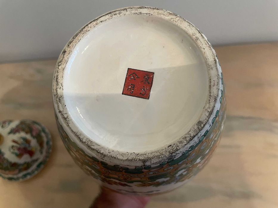 Pote Oriental com figuras