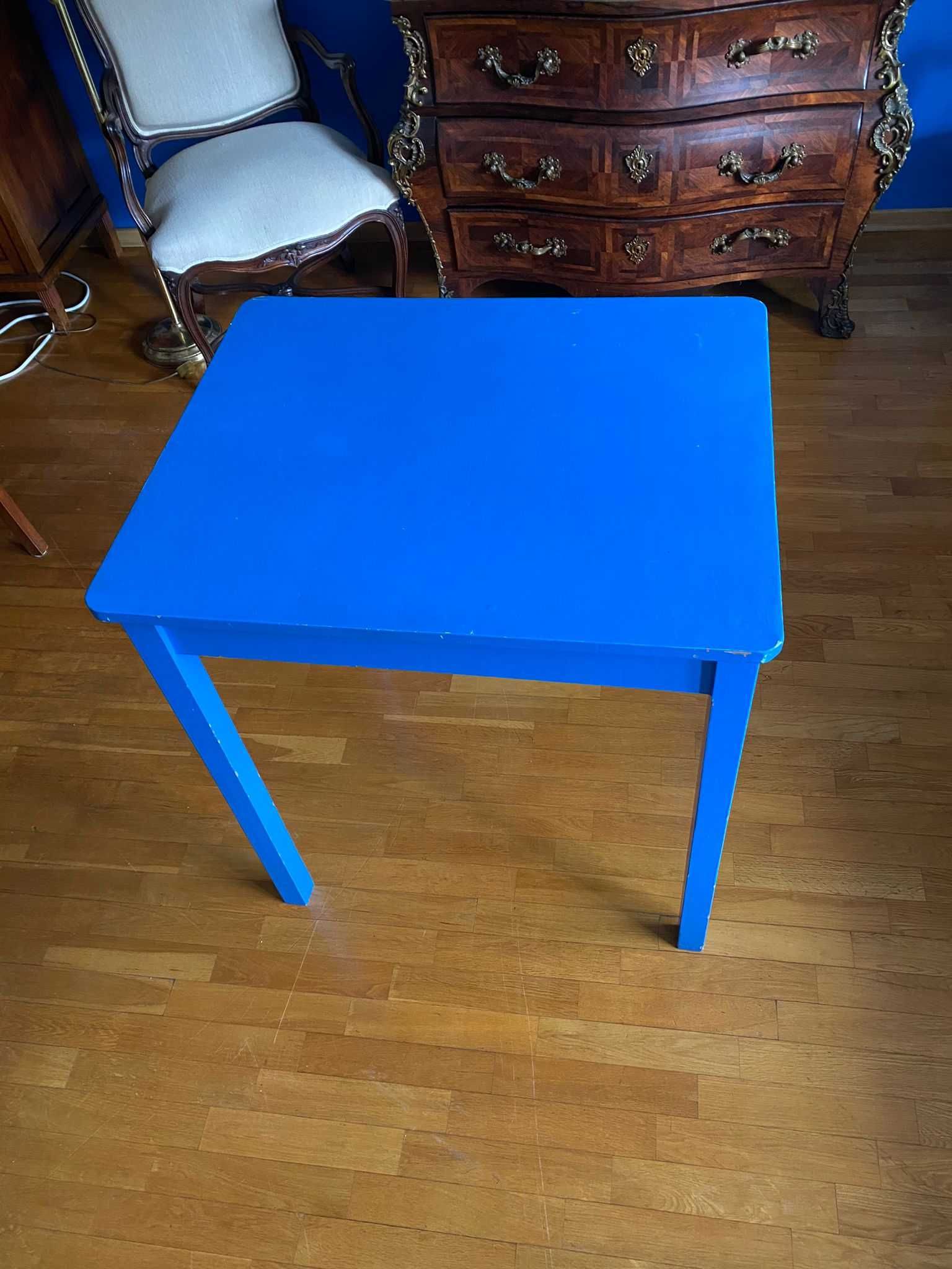 Mesa de madeira azul