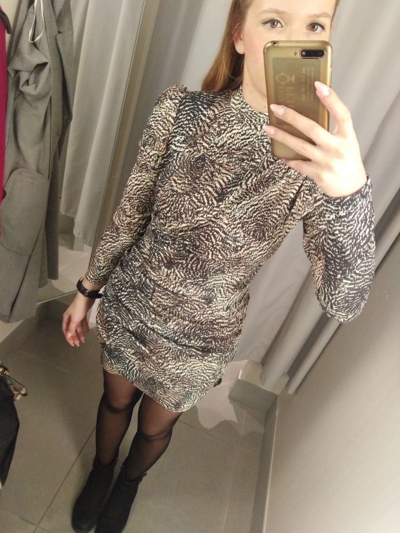 Sukienka dopasowana w print z drapowaniem