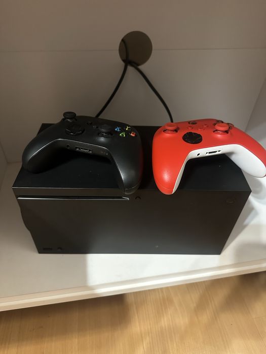 Konsola Xbox x plus dwa pady
