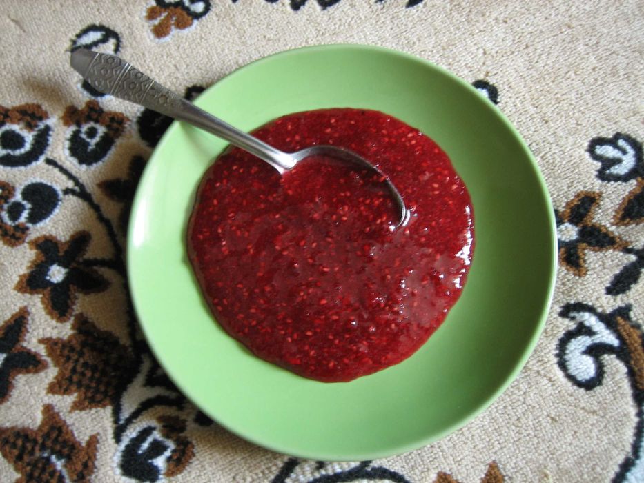 Малина. Перетерта з цукром. Малина перетертая с сахаром. Сырая малина.