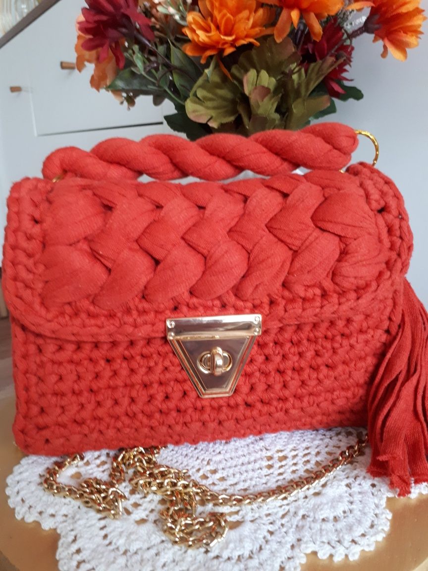 Czerwona torebka handmade z przędzy bawełnianej