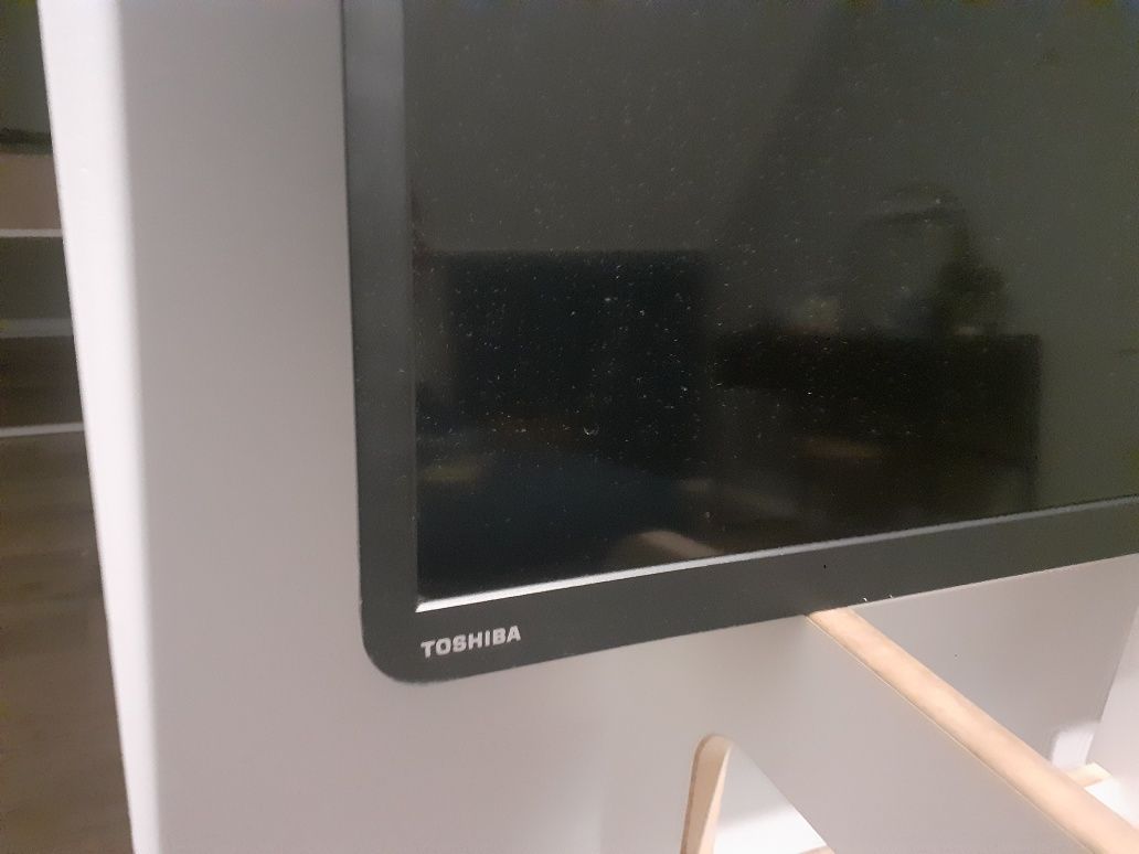 Tv 32 całe Toshiba z uchwytem ściennym