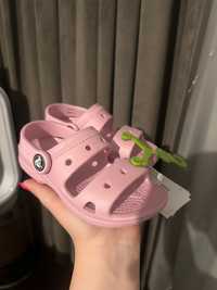 Różowe sandały dziewczęce Crocs C9