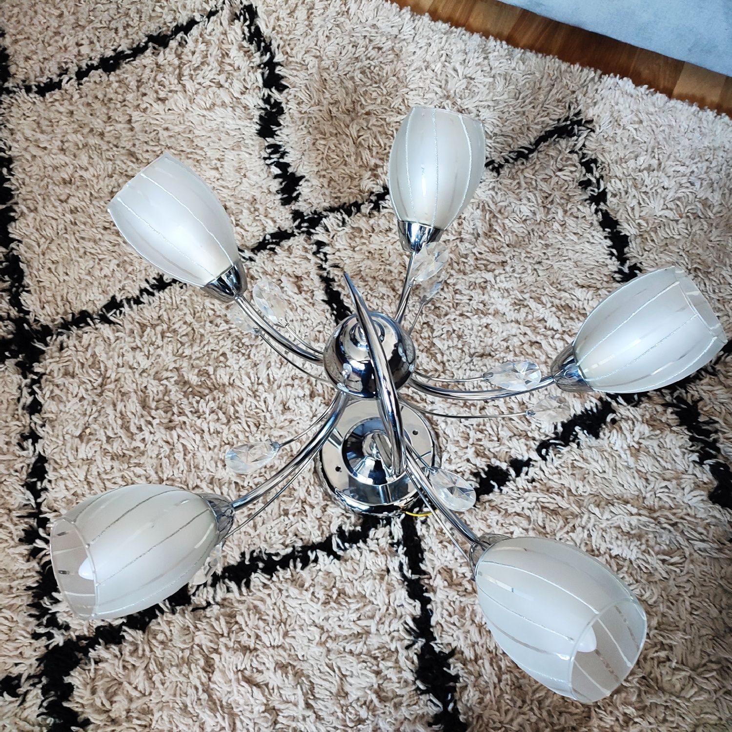 Żyrandol z żarówkami LED