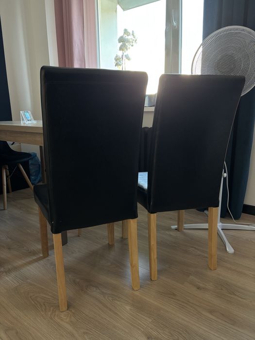 Krzesła czarne skórzane