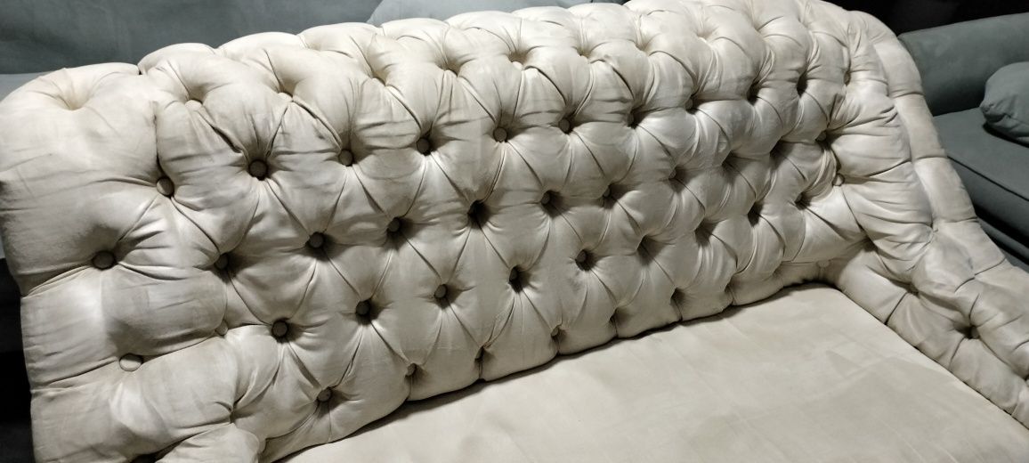 Bogato pikowana 2 osobowa sofa Chesterfield