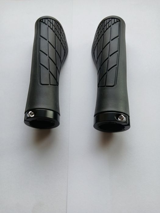 gripy chwyty brązowe lub czarne