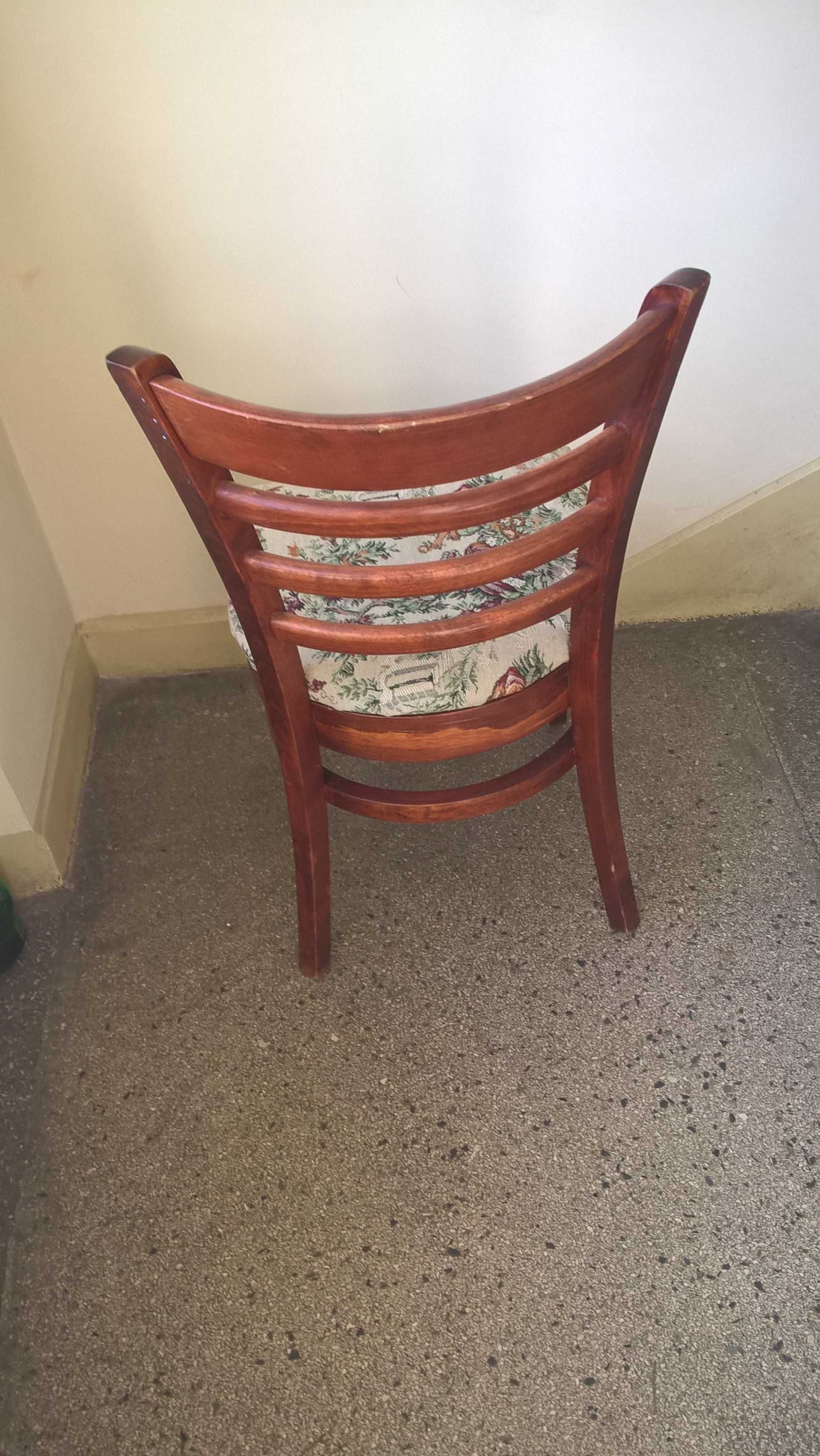 ciemne krzesło tapicerowane  po naprawie  i zmianie tapicerki