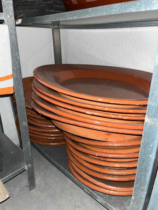 Pratos de vidro e de barro, de vários tamanhos