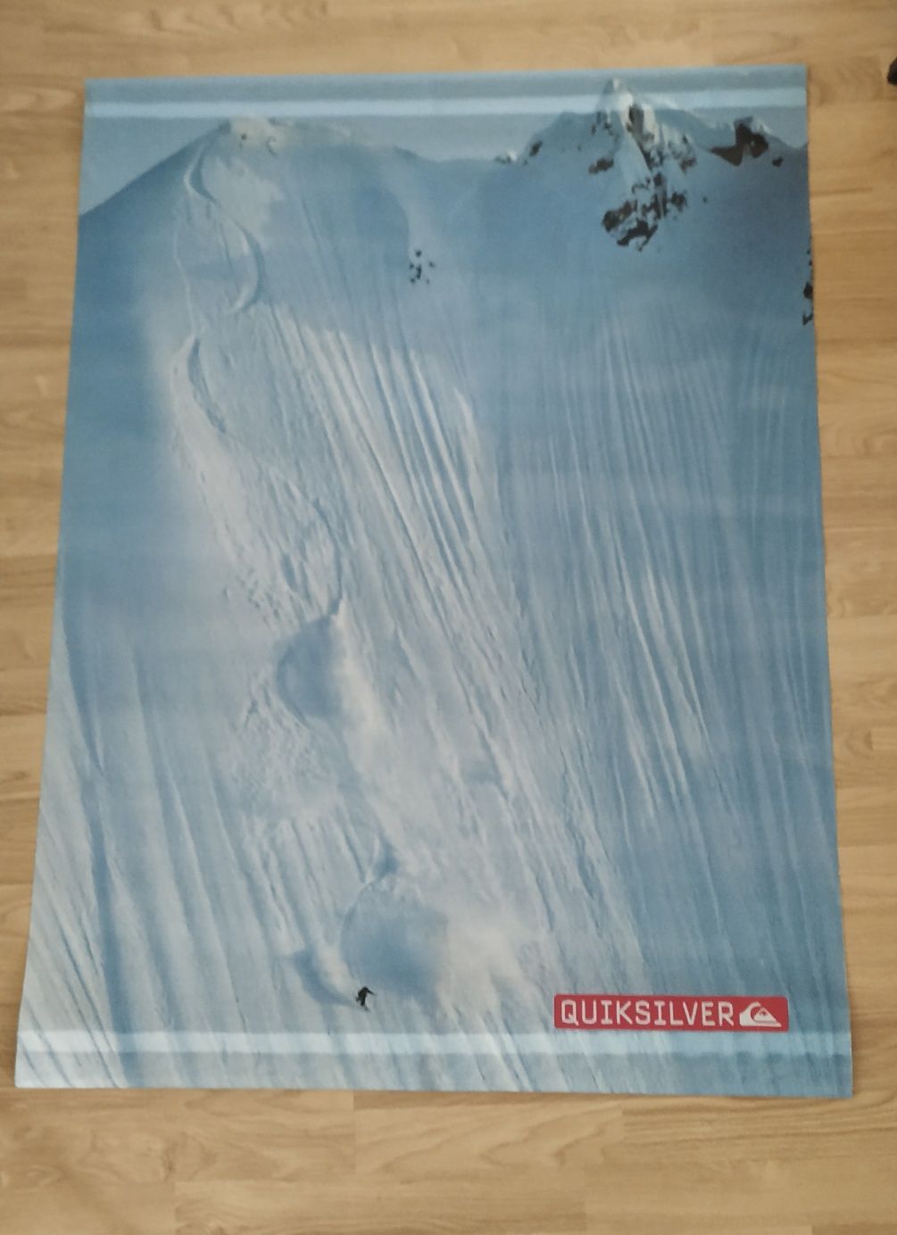 Poster Quiksilver em tela micro perfurada para pendurar.