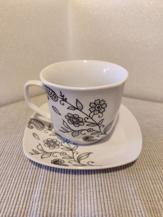 Filiżanki ze spodkami z porcelany niemieckiej