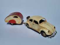 Model samochodu Volkswagen Beetle (Garbus) z przyczepą kempingową