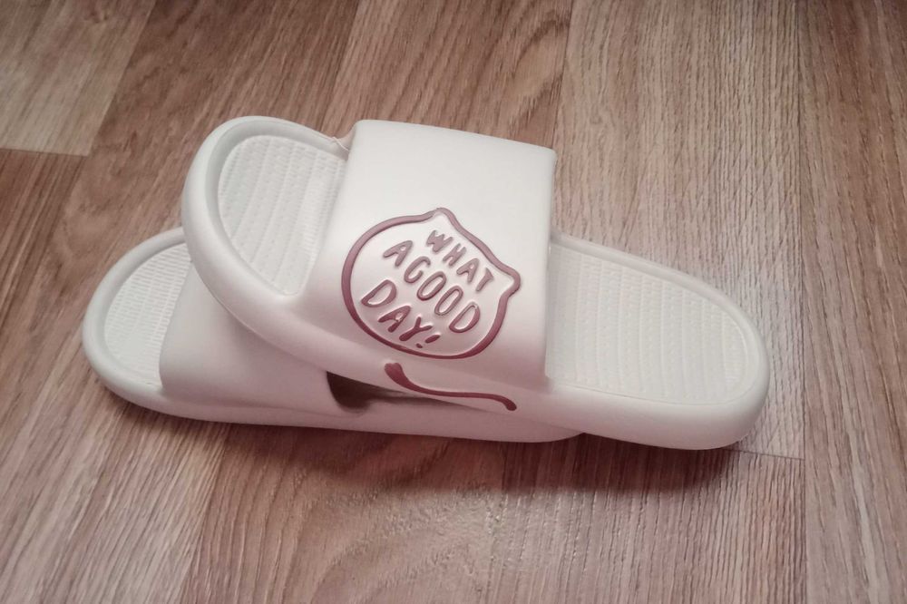 Шльопанці. Тапочки.