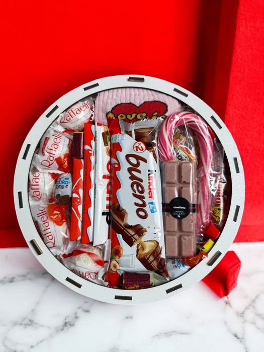 Подарункові набори новорічні бокси солодощі Kinder