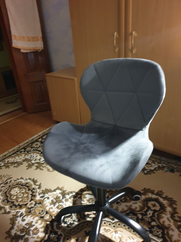 Стул на колесах новий світло сірий велюр