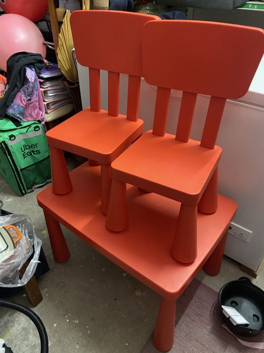 Mesa e doas cadeiras vermelhas do ikea