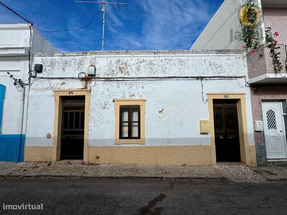 Duas Casas no Centro da Fuseta com vista mar