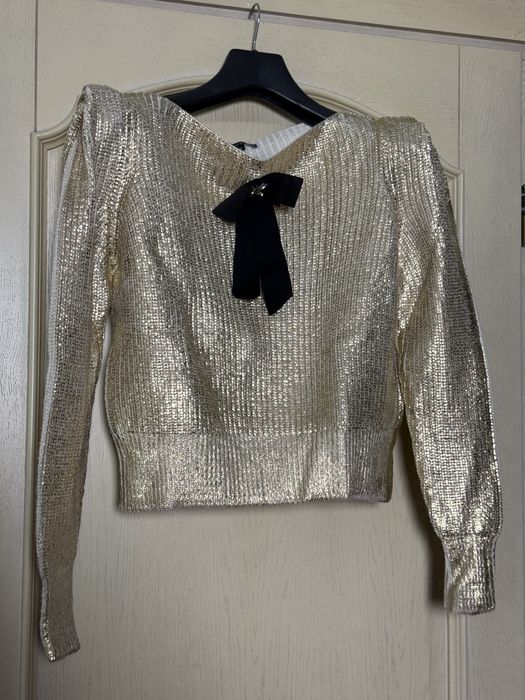 Золотая кофта вязаная с брошью Denny rose