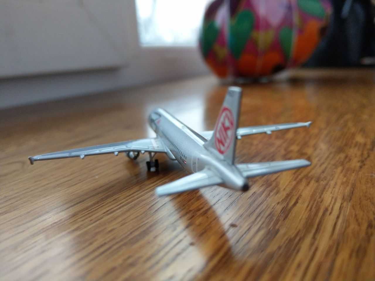 Модель самолета Airbus A320 Niki, Herpa Wings 1:400