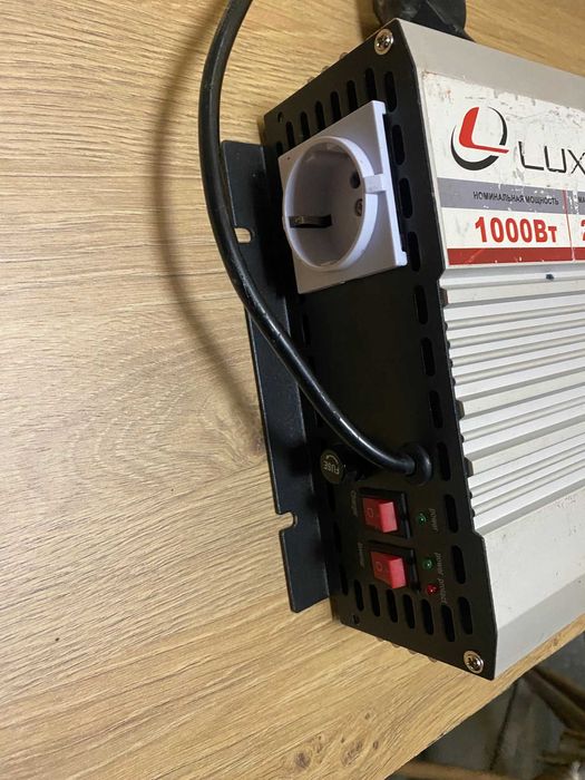 Інвертор з зарядкою ДБЖ 2000W 12\220 Luxeon IPS-2000MC