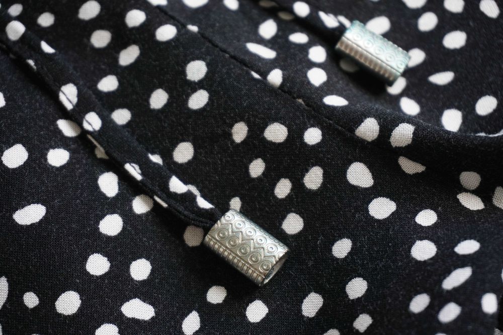 Czarne szorty w kropki z ozdobnymi troczkami letnie dziewczęce