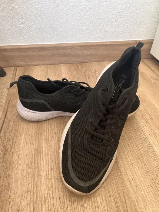 Sapatilhas pretas 46