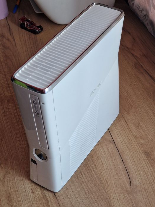 Xbox 360 slim 4GB white/biały edycja limitowana
