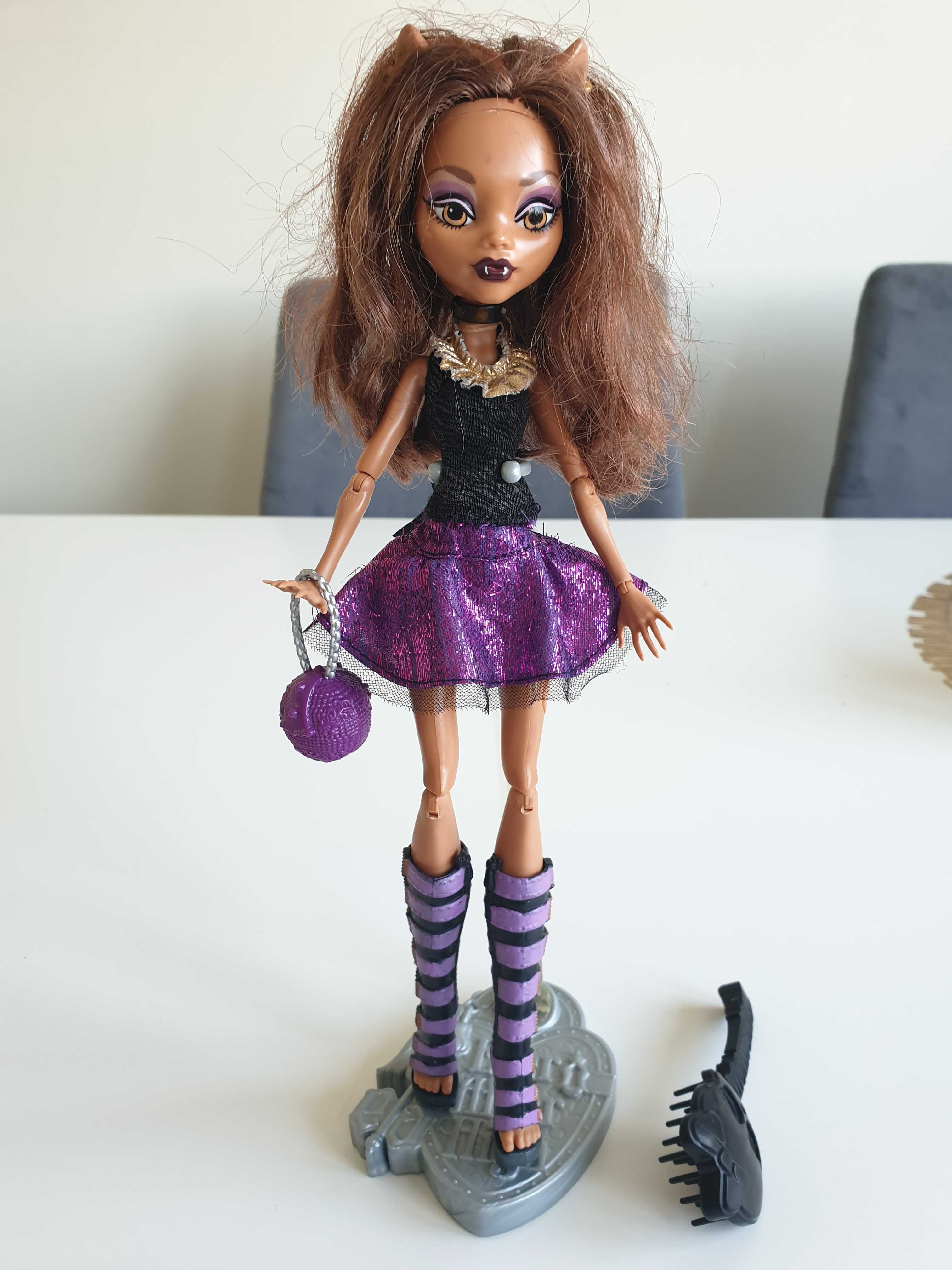 Lalka Monster High, podnosi ręce...