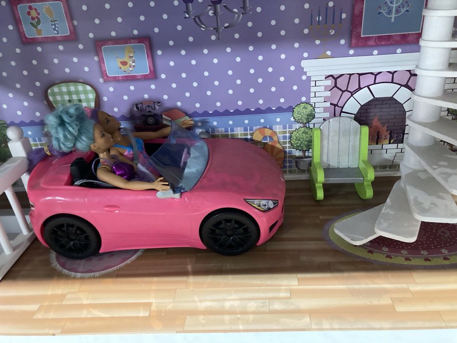 Duży domek dla lalek, w tym auto i barbie