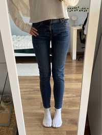 Niebieskie jeansy skinny