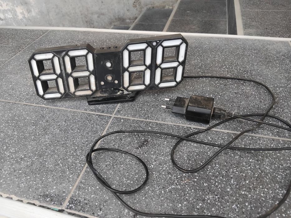 Часы настольные LY 1089 6803 с подсветкой 5V Черный/Белый (532700)