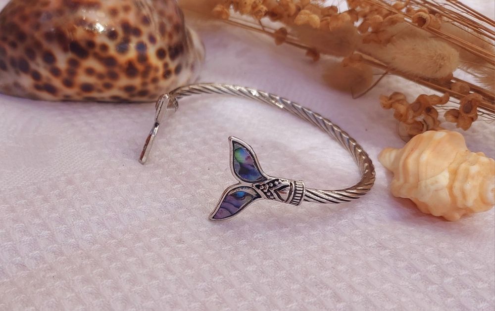 Pulseira de metal prateada com cauda de peixe