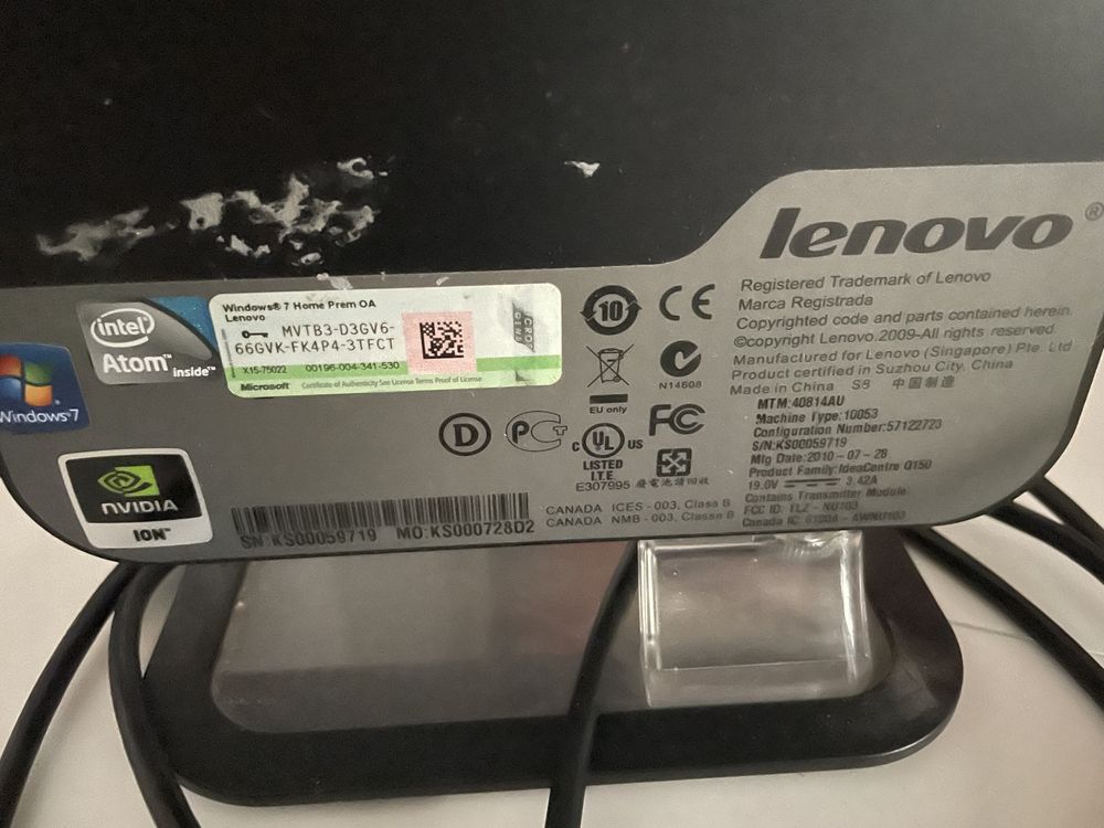 Komputer Lenovo wraz z akcesoriami