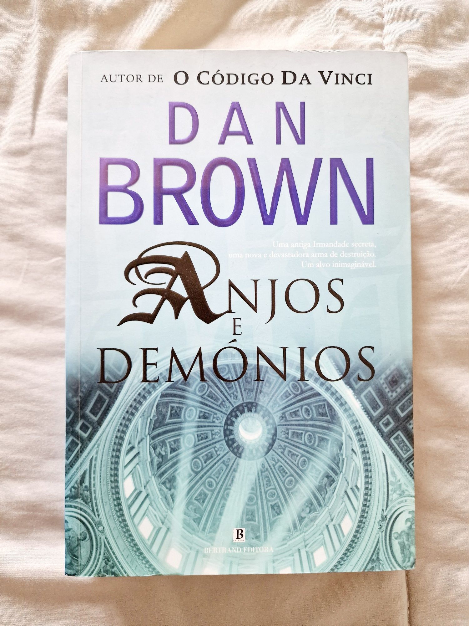 Livro Anjos e Demónios de Dan Brown, Bertrand Editora