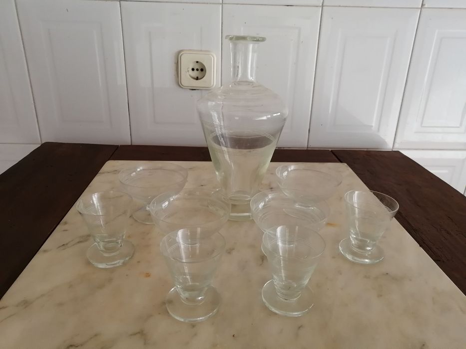conjunto de garrafa, taças e copos muito antigos em vidro fino