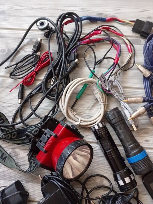 На запчасти .шнуры ,телефоны,фонарики.