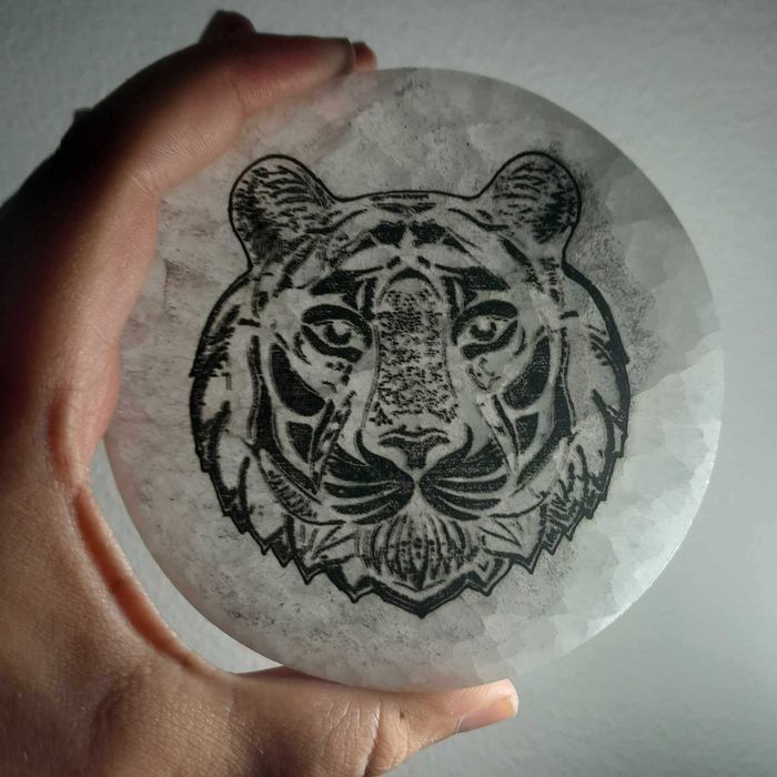 Placas de selenita gravadas a laser