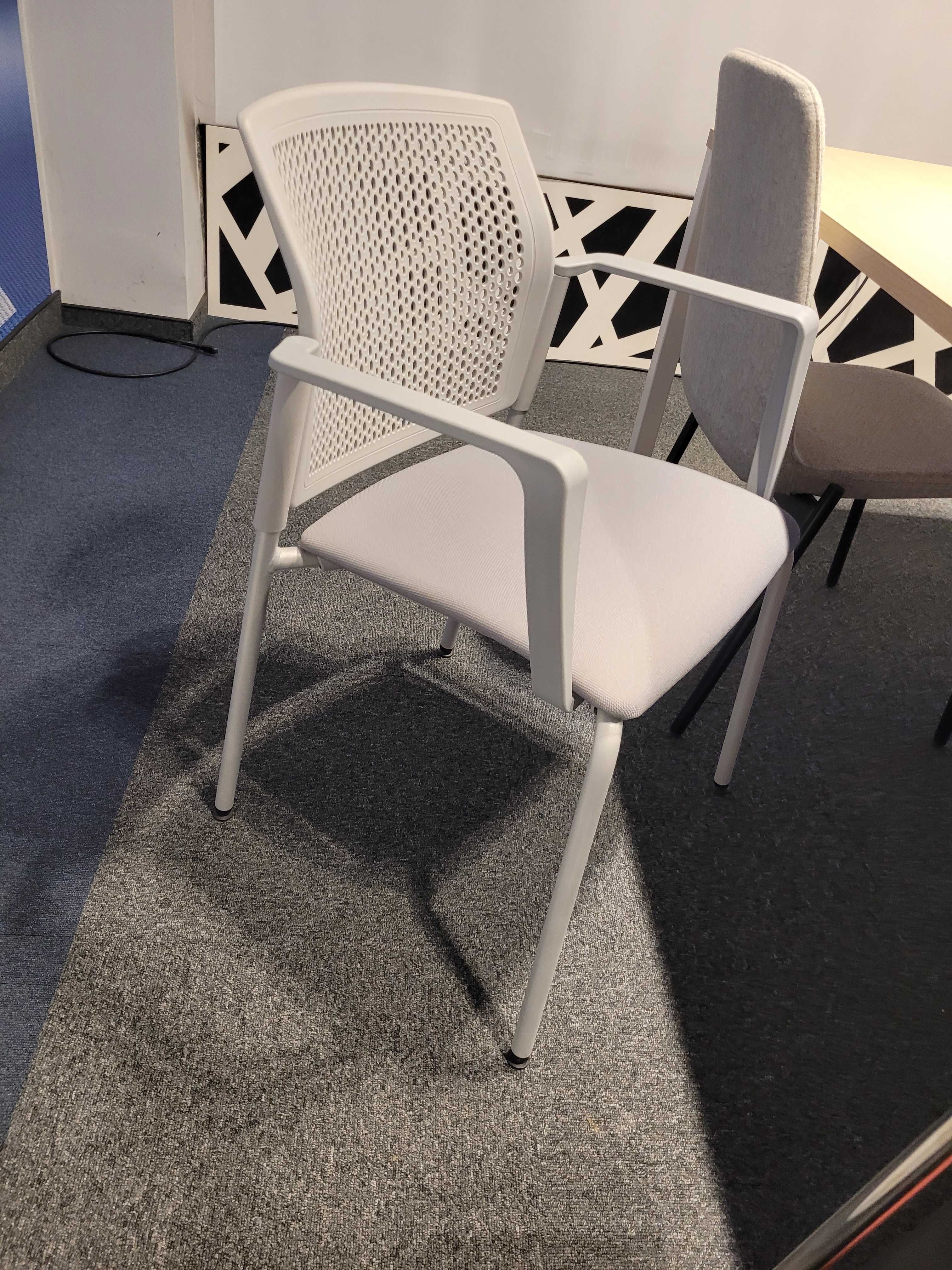 Fotel, krzesło konferencyjne z podłokietnikami Wyprzedaż ekspozycji