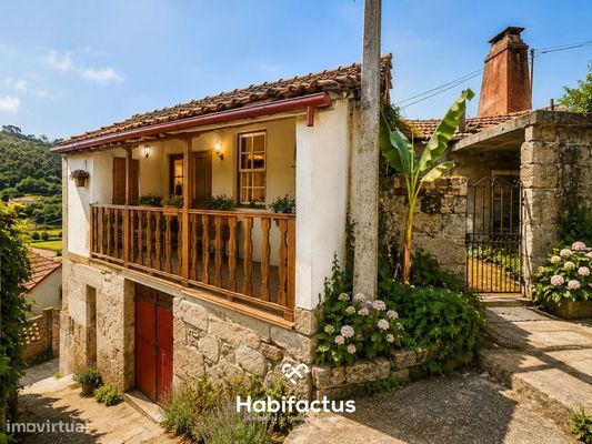 Moradia Isolada T2, para Reconstrução, c/ Varanda e 2 Terrenos á Venda — Beijós, Viseu