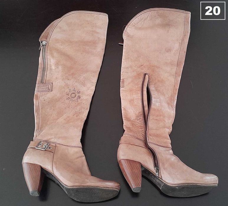 Botas de cano alto em pele Tamanho 38