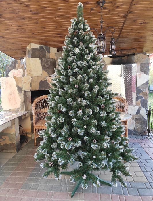 Ялинка з шишками та калиною. Розміри : від 1.5м до 2.5м