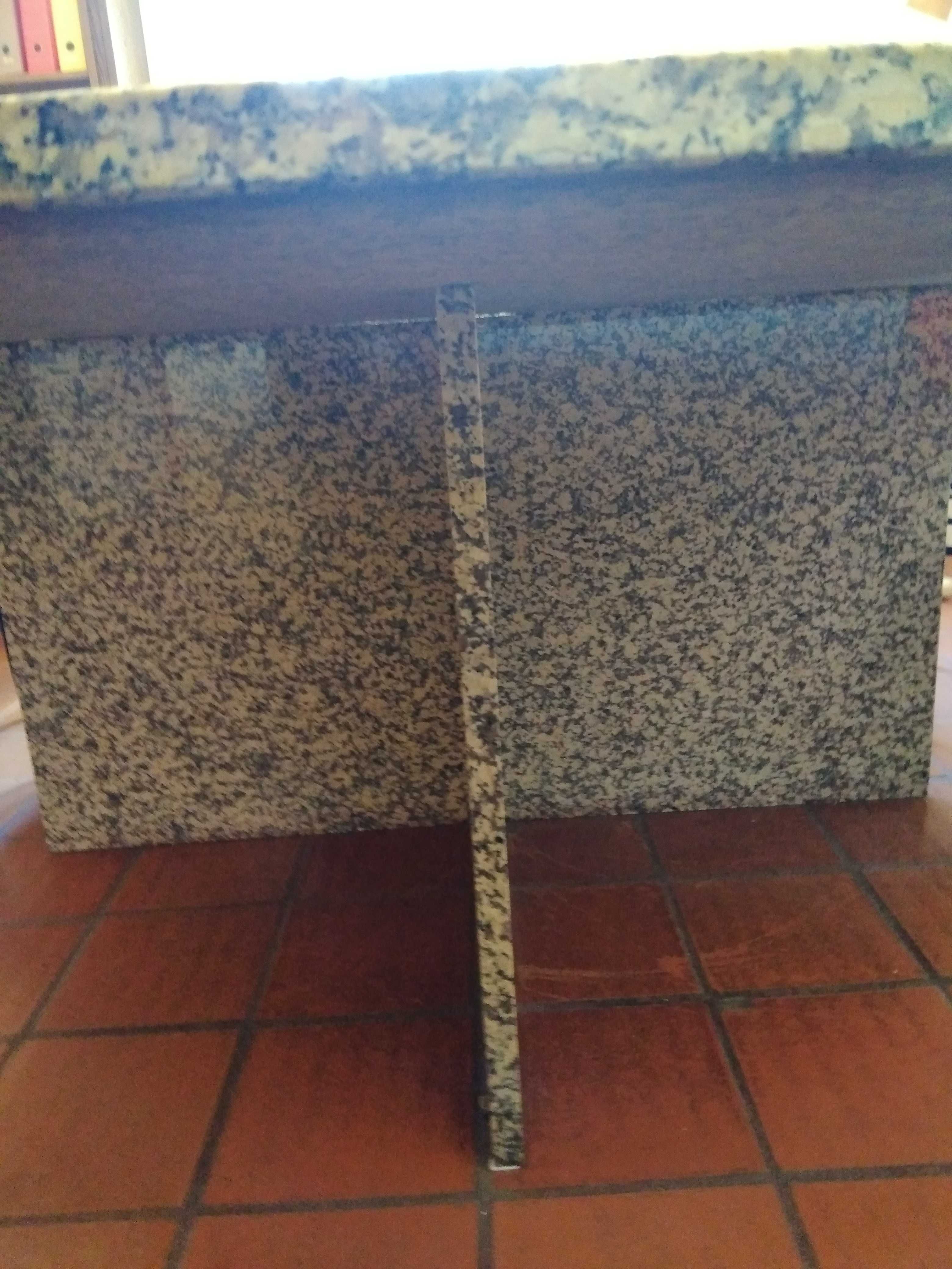 Mesa de granito redonda (2,3 m de diâmetro)